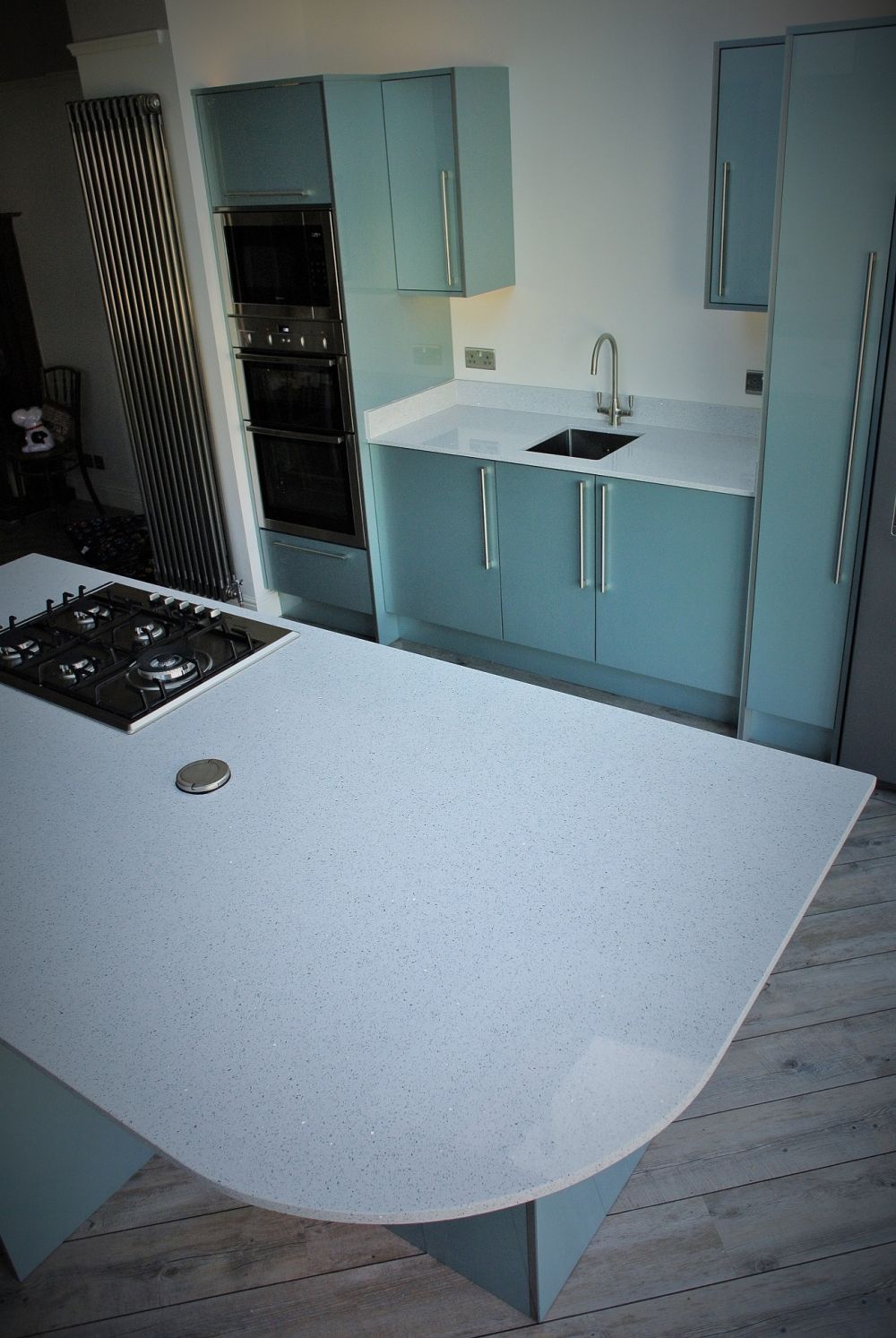 sweeping-curve-on-silestone-island-gives-the-area-a-5th-stool